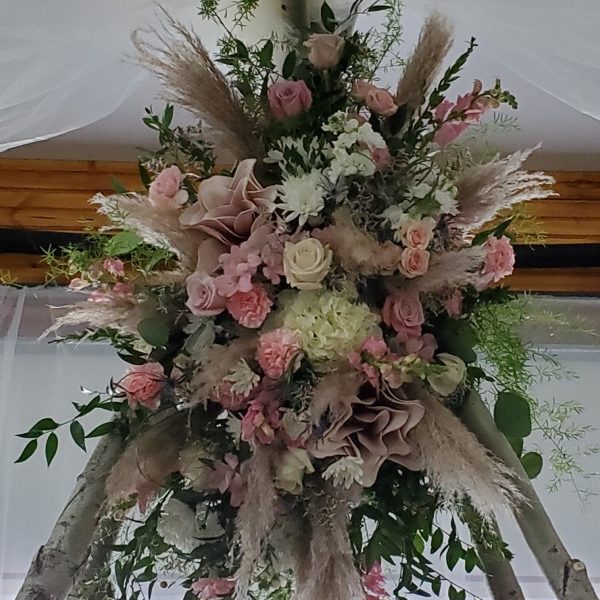 centerpiece around pole in tent